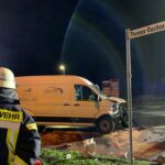 FF Bad Salzuflen: Zwei Menschen bei schwerem Unfall in Lockhausen verletzt / Feuerwehr ist mit 25 Einsatzkräften im Industriegebiet
