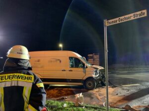FF Bad Salzuflen: Zwei Menschen bei schwerem Unfall in Lockhausen verletzt / Feuerwehr ist mit 25 Einsatzkräften im Industriegebiet