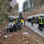 FW-OE: Schwerer Verkehrsunfall - frontaler Zusammenstoß zwischen PKW und LKW