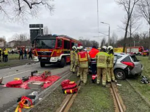 FW Dresden: Schwerer Verkehrsunfall mit mehreren Verletzten