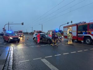 FW Dresden: Verkehrsunfall mit zwei Verletzten
