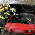 FW-EN: Pkw brennt im Motorraum