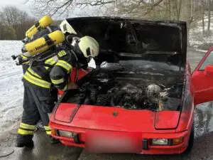 FW-EN: Pkw brennt im Motorraum