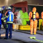 FW-E: Ätzende Flüssigkeit tritt in einem Hochregallager aus und sorgt für umfangreichen Feuerwehreinsatz – ein Mitarbeiter verletzt
