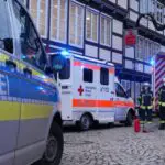 FW Celle: PKW fährt in Hauswand in Celler Altstadt – 6 Verletzte!