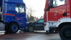 FW Celle: Verkehrsunfall PKW gegen LKW
