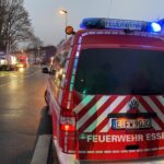 FW-E: PKW brennt unmittelbar vor Gebäude - keine Verletzten