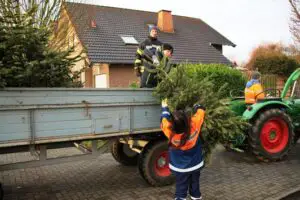 FW Gangelt: Abholung der Weihnachtsbäume durch die Feuerwehr