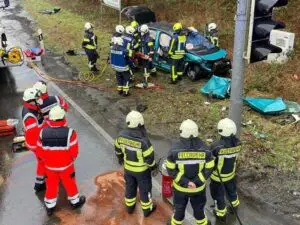 FW-EN: Schwerer Verkehrsunfall auf der Schwelmer Straße
