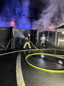 FW Bremerhaven: Feuer unterhalb einer Tribüne