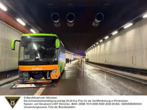 FW-M: Bus kollidiert mit Fahrbahntrennung im Tunnel (Sendling)