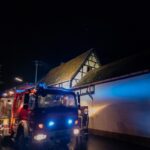 FW Wachtberg: Schwelbrand entlang eines Kamins in einem Fachwerkhaus in Wachtberg-Niederbachem