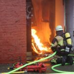 FW-E: Ehemaliges Ladenlokal geht in Flammen auf, Einsatzkräfte finden bei Löscharbeiten zahlreiche Hanfpflanzen – keine Verletzten