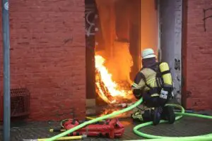 FW-E: Ehemaliges Ladenlokal geht in Flammen auf, Einsatzkräfte finden bei Löscharbeiten zahlreiche Hanfpflanzen – keine Verletzten
