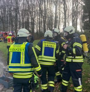 FW-EN: Gemeldeter Dachstuhlbrand entpuppte sich als umfangreicher Kaminbrand – Feuerwehr Hattingen war mehrere Stunden im Einsatz