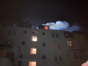 FW-OB: Zimmerbrand in Dachgeschosswohnung