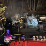 FFW Fredenbeck: Anhänger stehen in Flammen / Feuerwehr kann Ausbreitung auf Gebäude verhindern