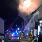 FW Grevenbroich: ERSTMELDUNG: Verletzte nach Brand in Mehrfamilienhaus