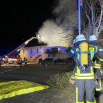 FF Bad Salzuflen: 50 Einsatzkräfte bekämpfen Dachstuhlbrand einer Gaststätte / Gebäude und Saal können durch schnelles Eingreifen der Feuerwehr gehalten werden
