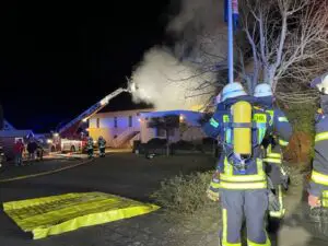 FF Bad Salzuflen: 50 Einsatzkräfte bekämpfen Dachstuhlbrand einer Gaststätte / Gebäude und Saal können durch schnelles Eingreifen der Feuerwehr gehalten werden