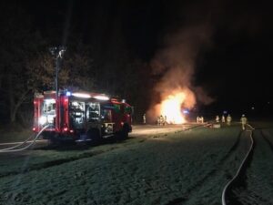 FW-BOT: Strohballenbrand in Bottrop-Kirchhellen