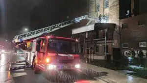 FW Celle: Feuerwehr rettet Person von einem Dach