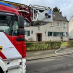 FW Moers: Zwei Verletzte bei Küchenbrand in Moers-Meerbeck