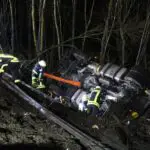 FF Bad Salzuflen: 40 Tonner stürzt metertief Böschung hinunter / Freiwillige Feuerwehr sichert Truck mit starken Seilwinden. Autobahn 2 ist für Stunden gesperrt
