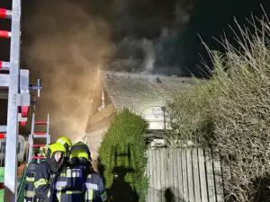 FW-NE: Schwelbrand sorgt für dreistündigen Einsatz in der Nacht | Feuerwehr verhindert Dachstuhlbrand