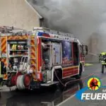 FW-MG: Brand mehrerer Mülltonnen in einer Gebäudedurchfahrt