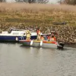 FW-KLE: Havariertes Boot auf dem Altrhein befreit