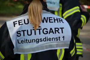 FW Stuttgart: Wohnungsbrand, Stuttgart-Weilimdorf / Drei Personen verletzt, ein Hund aus Brandwohnung gerettet