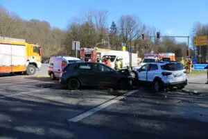 FW-GL: Verkehrsunfall im Kreuzungsbereich mit 4 Verletzten – Gemeinsame Mitteilung Polizei Rhein-Berg und Feuerwehr Bergisch Gladbach