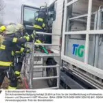 FW-M: Lkw-Fahrer wird gerettet (Sendling-Westpark)