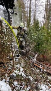 FW Lügde: Gartenhüttenbrand in unwegsamen Gelände