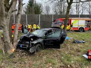 FW-HAAN: Vier Schwerverletzte bei Unfall auf der Autobahn 46