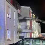 FW Grevenbroich: Erstmeldung: Ein Toter und zwei Verletzte nach Wohnungsbrand in Grevenbroich-Allrath