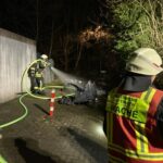 FW-EN: Brand zweier Müllcontainer an einem Garagenhof