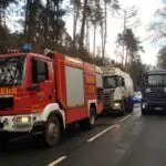 FW Horn-Bad Meinberg: Knapp 7 Kilometer und über 12 Stunden – Ölspur aus Hydrauliköl beschäftigt Feuerwehr sowie Spezialfirmen
