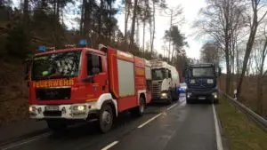 FW Horn-Bad Meinberg: Knapp 7 Kilometer und über 12 Stunden – Ölspur aus Hydrauliköl beschäftigt Feuerwehr sowie Spezialfirmen