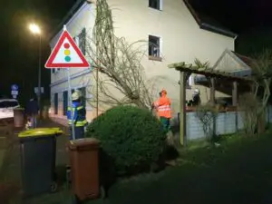 FW Königswinter: Sturmböen beschäftigen Feuerwehr auch in Königswinter