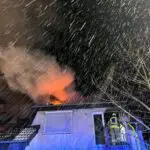 FW-Lohmar: Feuer in Wohnhaus sorgt für Großeinsatz der Freiwilligen Feuerwehr Lohmar
