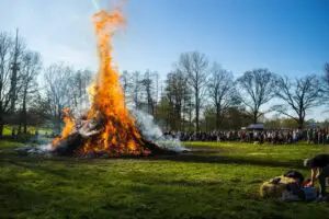 FW Norderstedt: Osterfeuer der Freiwilligen Feuerwehr Harksheide