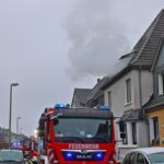 FW-E: Brand in Dachgeschosswohnung – Mieter nach erfolglosen Löschversuchen verletzt