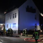 FF Bad Salzuflen: Dachstuhlbrand beschäftigt Feuerwehr am Bad Salzufler Gröchteweg / Ein Mensch wird verletzt. 50 Einsatzkräfte sind vor Ort