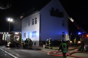 FF Bad Salzuflen: Dachstuhlbrand beschäftigt Feuerwehr am Bad Salzufler Gröchteweg / Ein Mensch wird verletzt. 50 Einsatzkräfte sind vor Ort