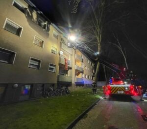 FW Bergheim: Kellerbrand in Bergheim – Feuerwehr rettet Familie von Balkon
