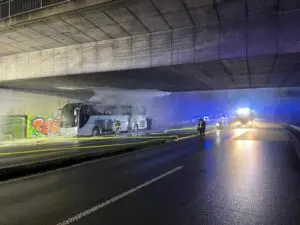 FW-BN: Vollbrand eines Reisebusses auf der Autobahn 565 – 16 Reisende blieben unverletzt.