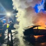 FW Moers: Zwei PKW brennen auf Parkplatz in Moers-Meerbeck