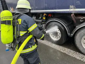 FW Moers: A 57 / Entstehungsbrand an LKW / weiterer LKW-Fahrer handelt vorbildlich